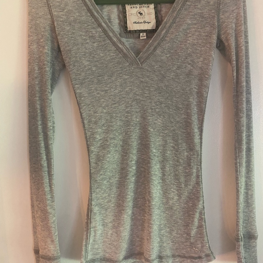 Abercrombie & Fitch Gray Fitted Long Sleeve Blouse